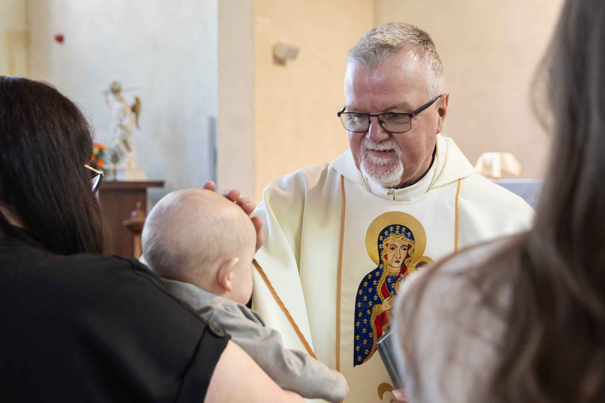 ksiądz udziela błogosławieństwa