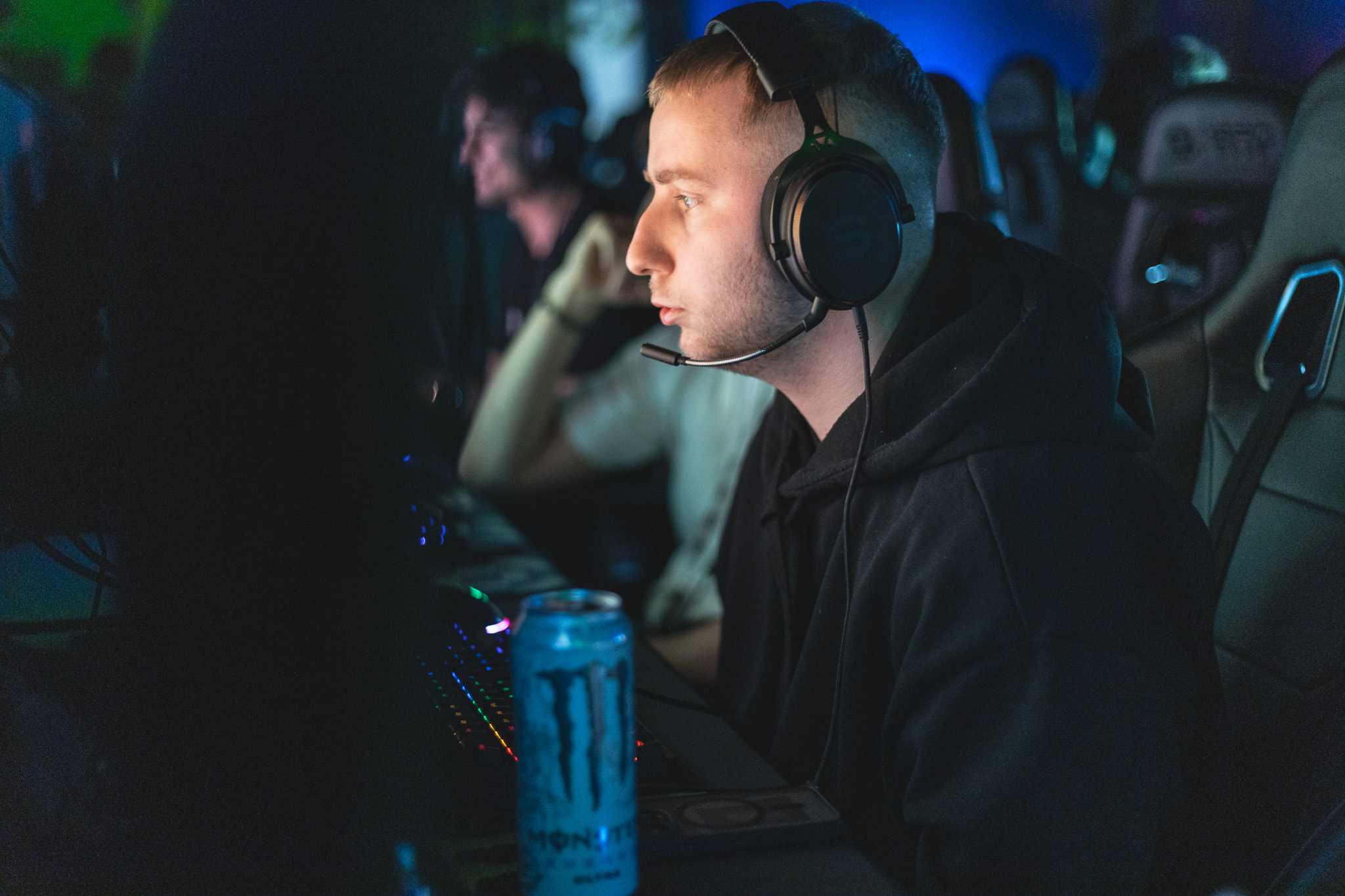 zdjęcie monitora oraz pada - sponsor