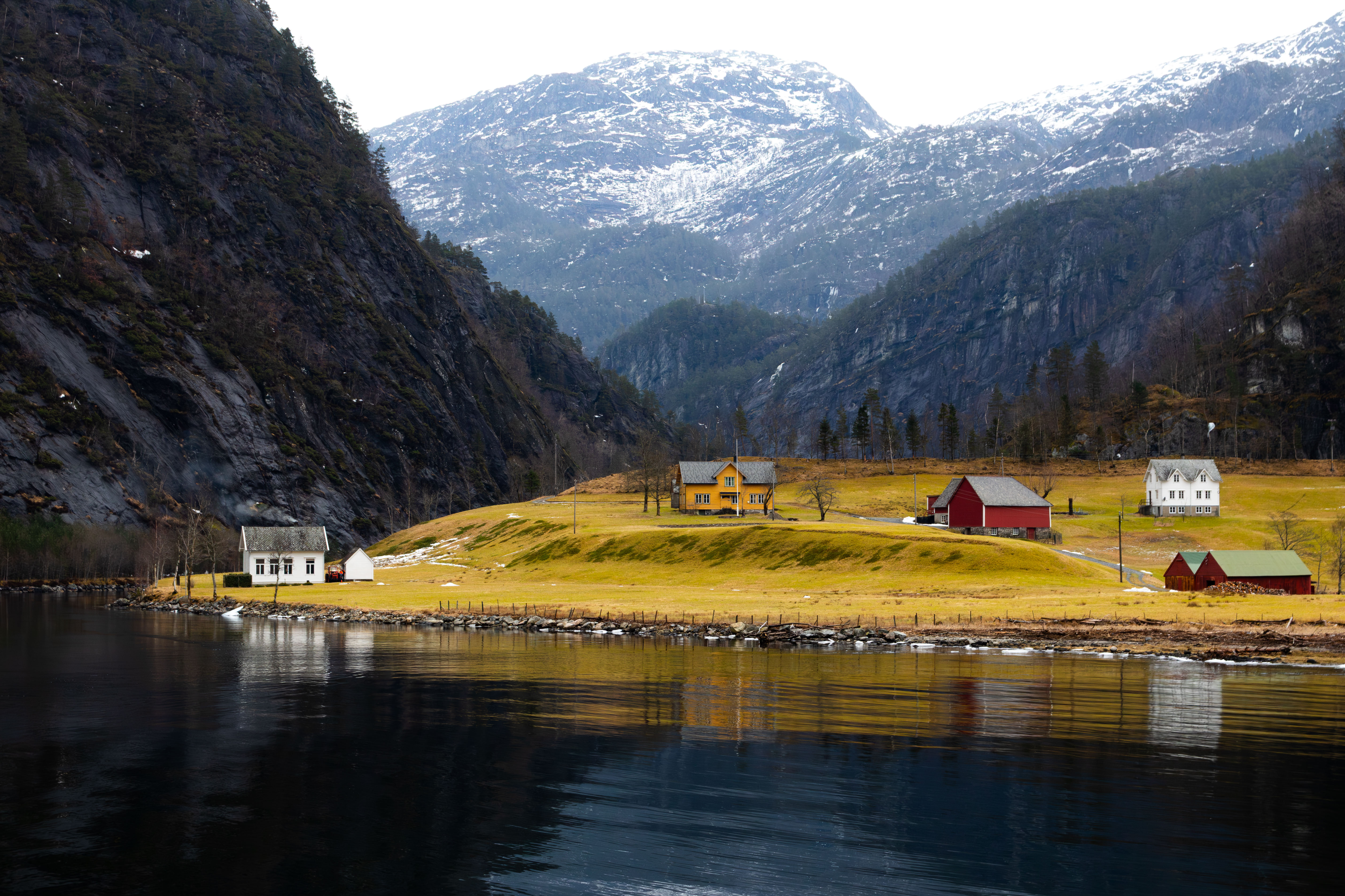Norwegia, zdjęcie z podróży — krajobraz górski z jeziorem