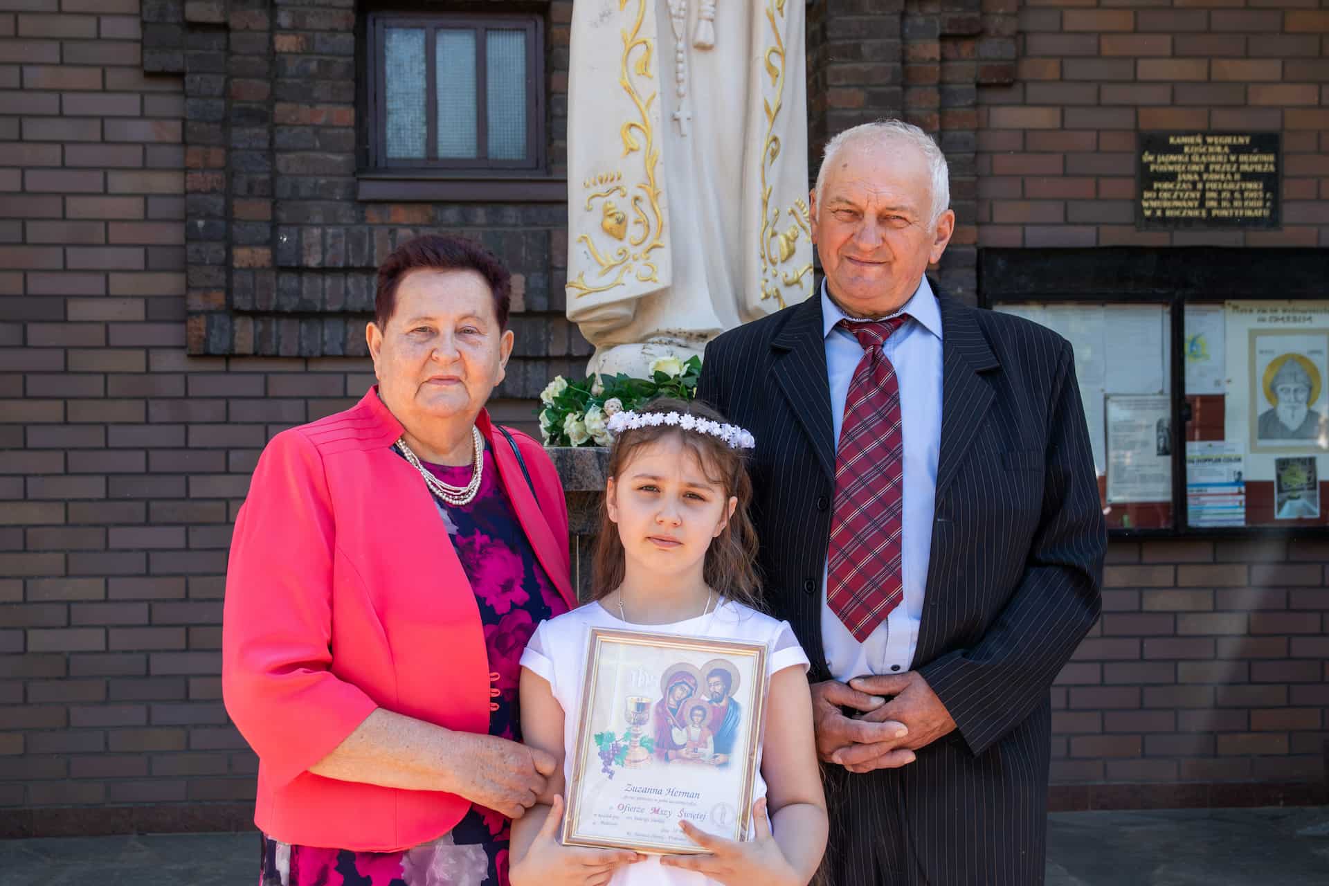 Zdjęcie komunijne z babcią i dziadkiem