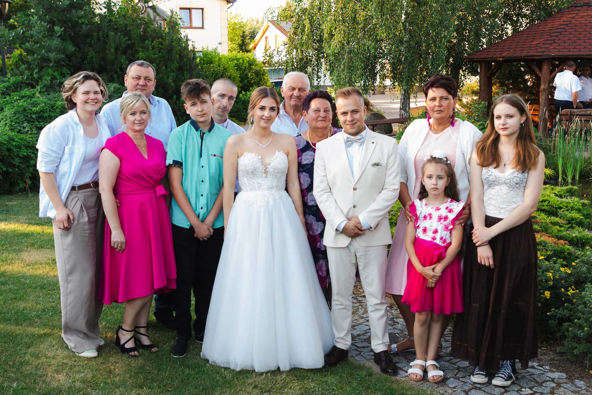 Zdjęcie grupowe z rodziną w otoczeniu zieleni