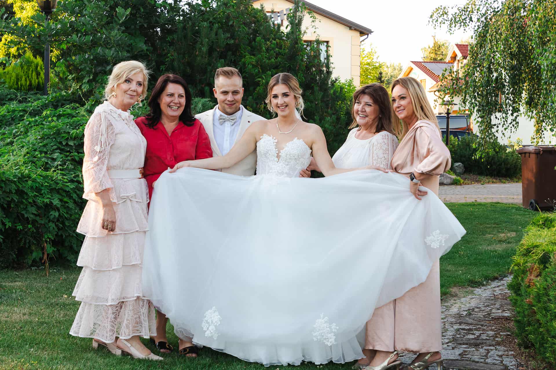 Zdjęcie grupowe z rodziną w otoczeniu zieleni