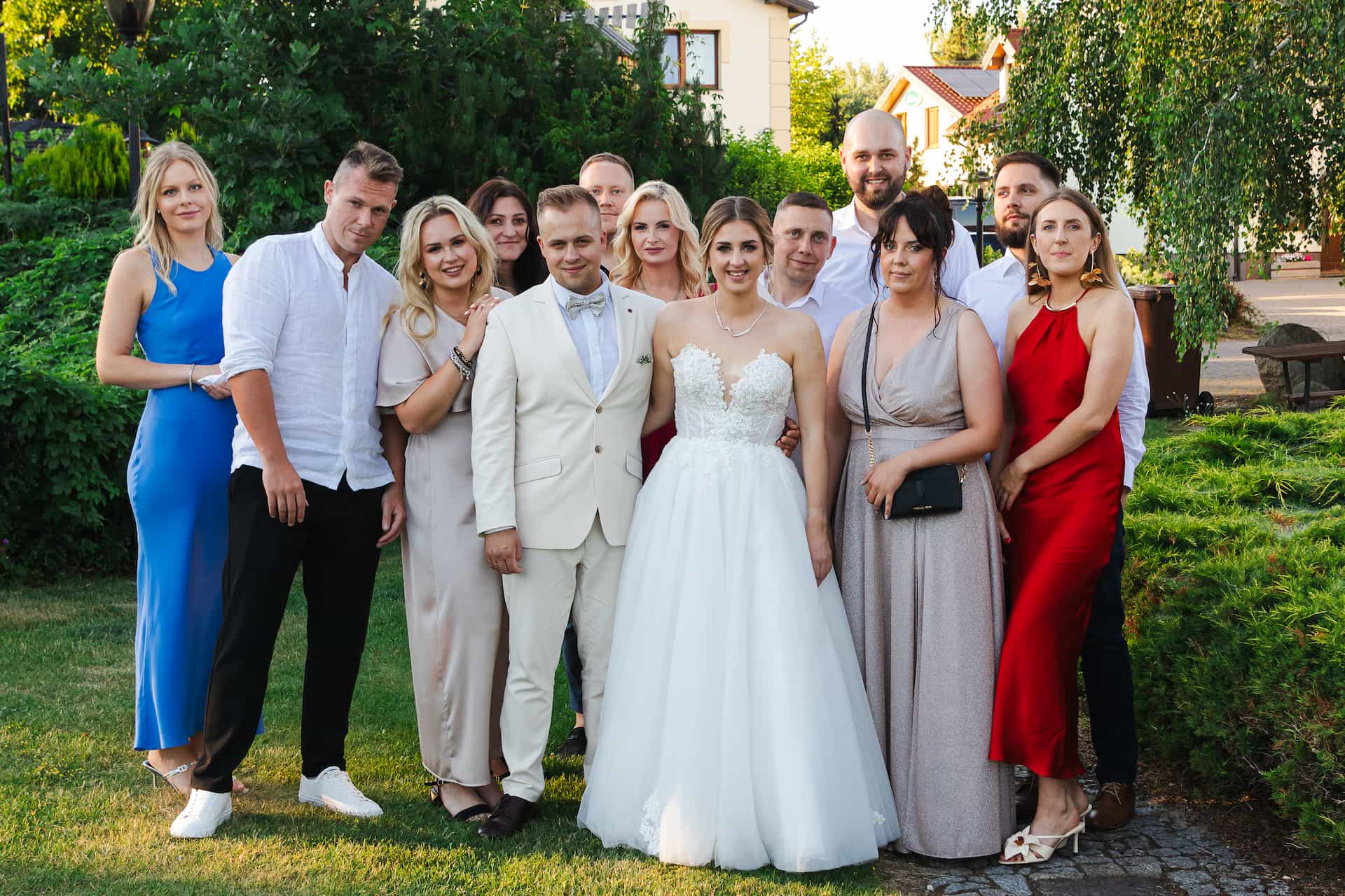 Zdjęcie grupowe z rodziną w otoczeniu zieleni
