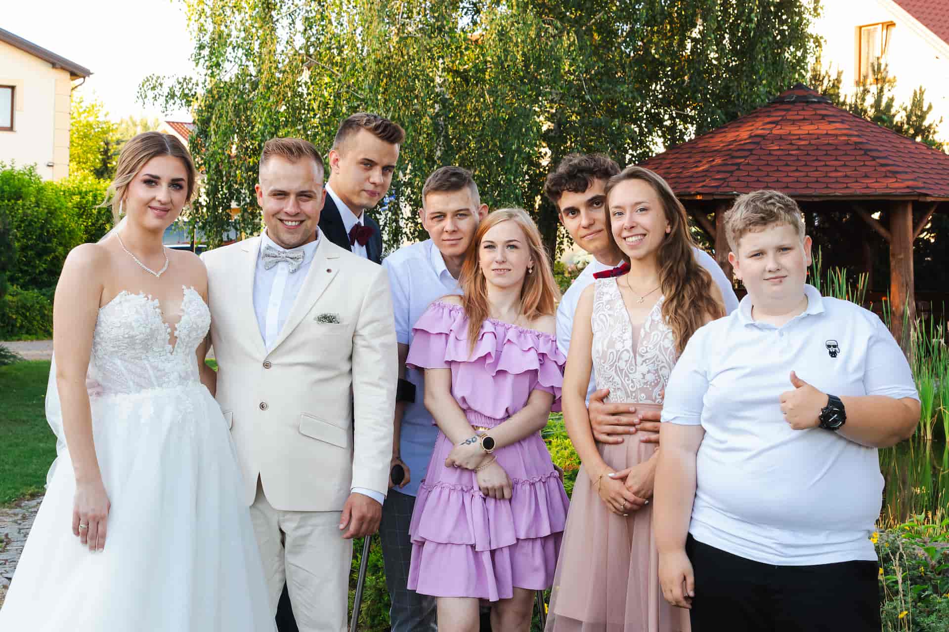 Zdjęcie grupowe z rodziną w otoczeniu zieleni