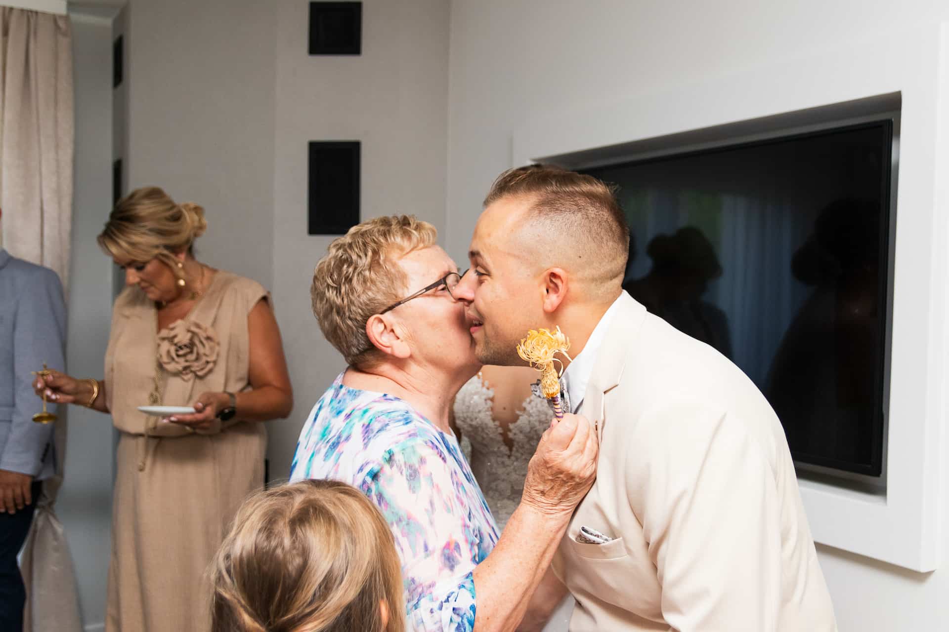 Moment błogosławieństwa Pary Młodej przez rodzinę