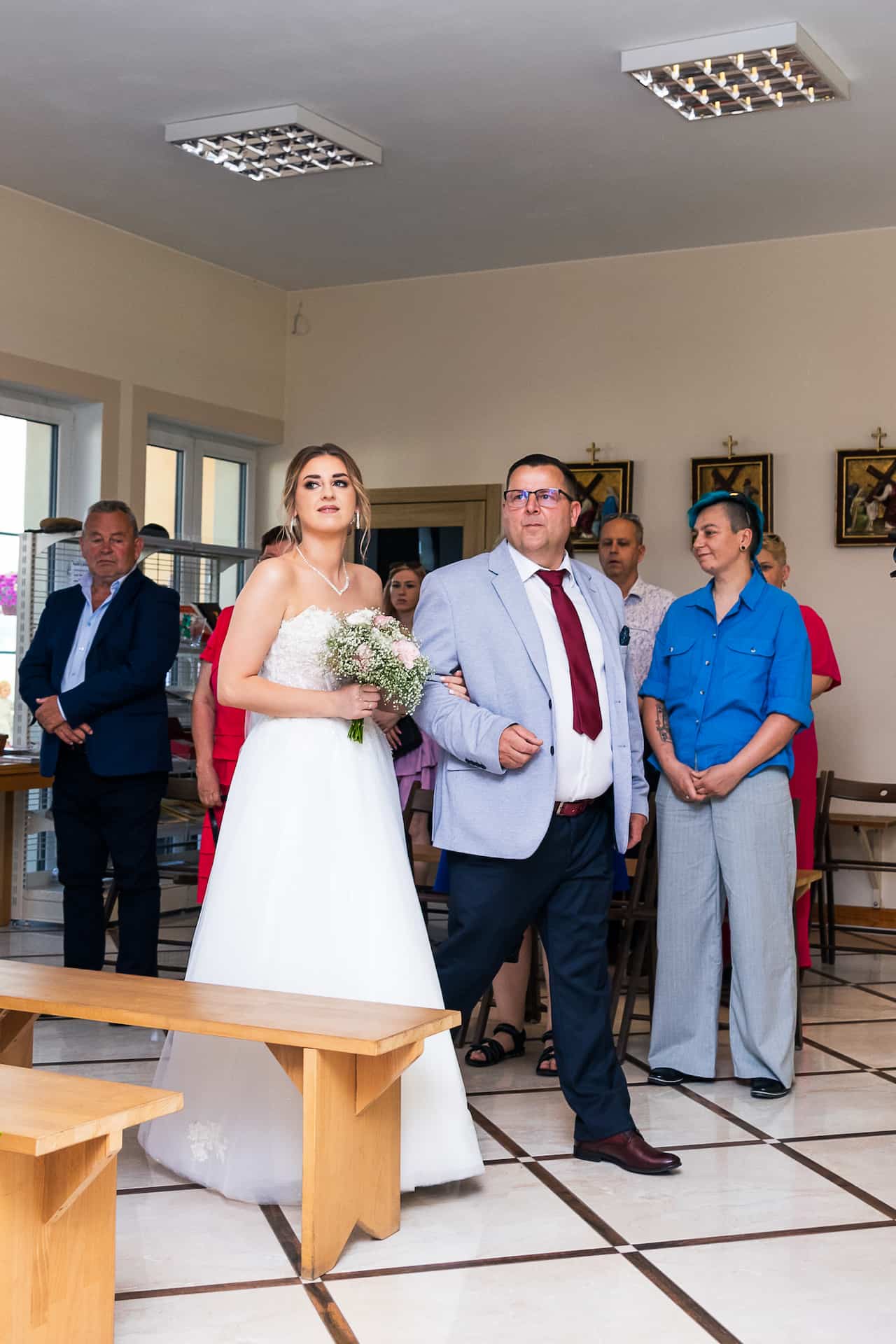 Ojciec Panny Młodej wprowadza ją uroczyście do kościoła