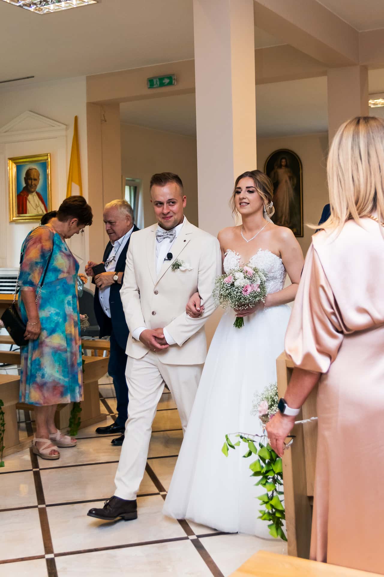 Nowożeńcy wychodzą z kościoła po ceremonii